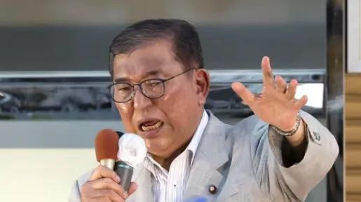日本首相公开喊话摆脱美国日本首相石破茂最近在东京街头大声