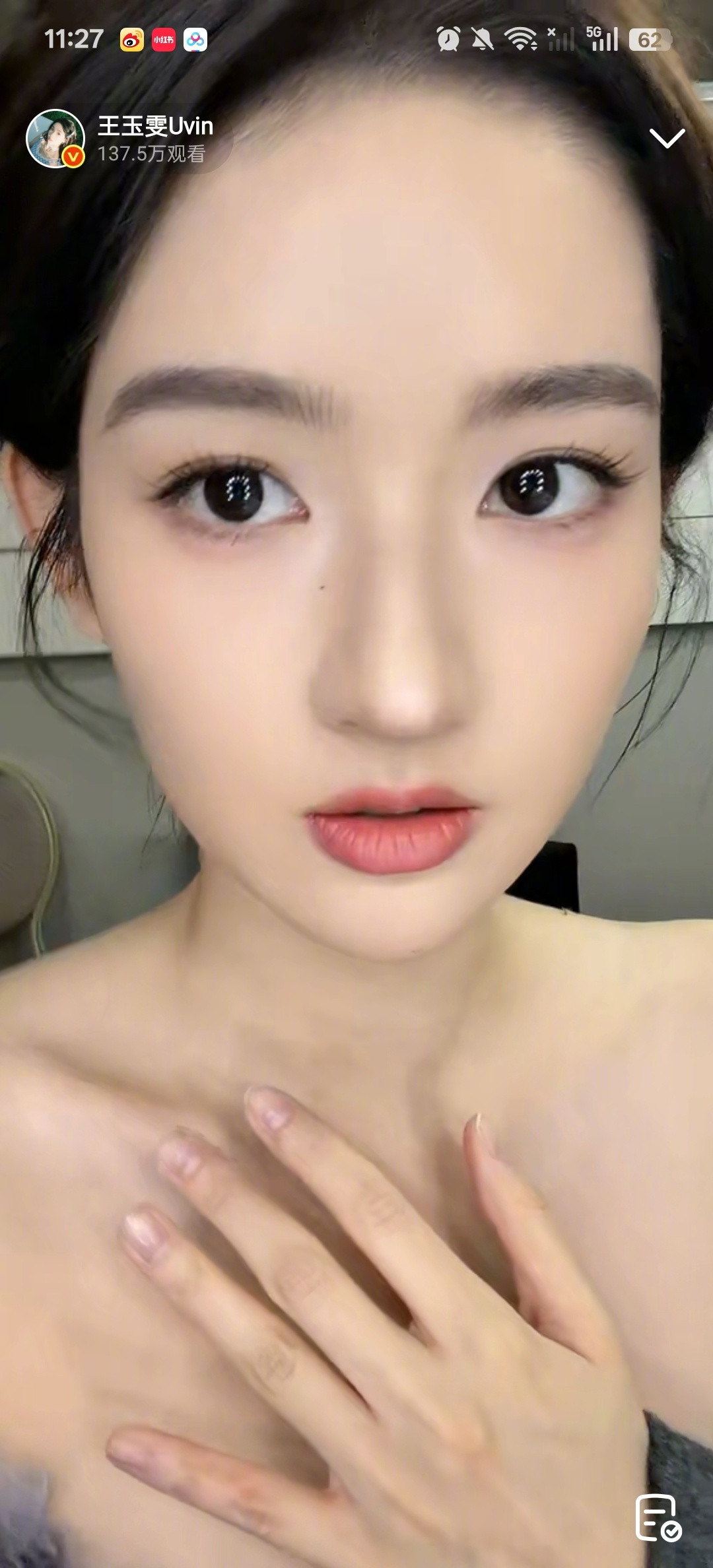 王玉雯直播直播抢先看妆造！王姐今天美美哒，编发戴小花花，完全是氛围仙子！果然