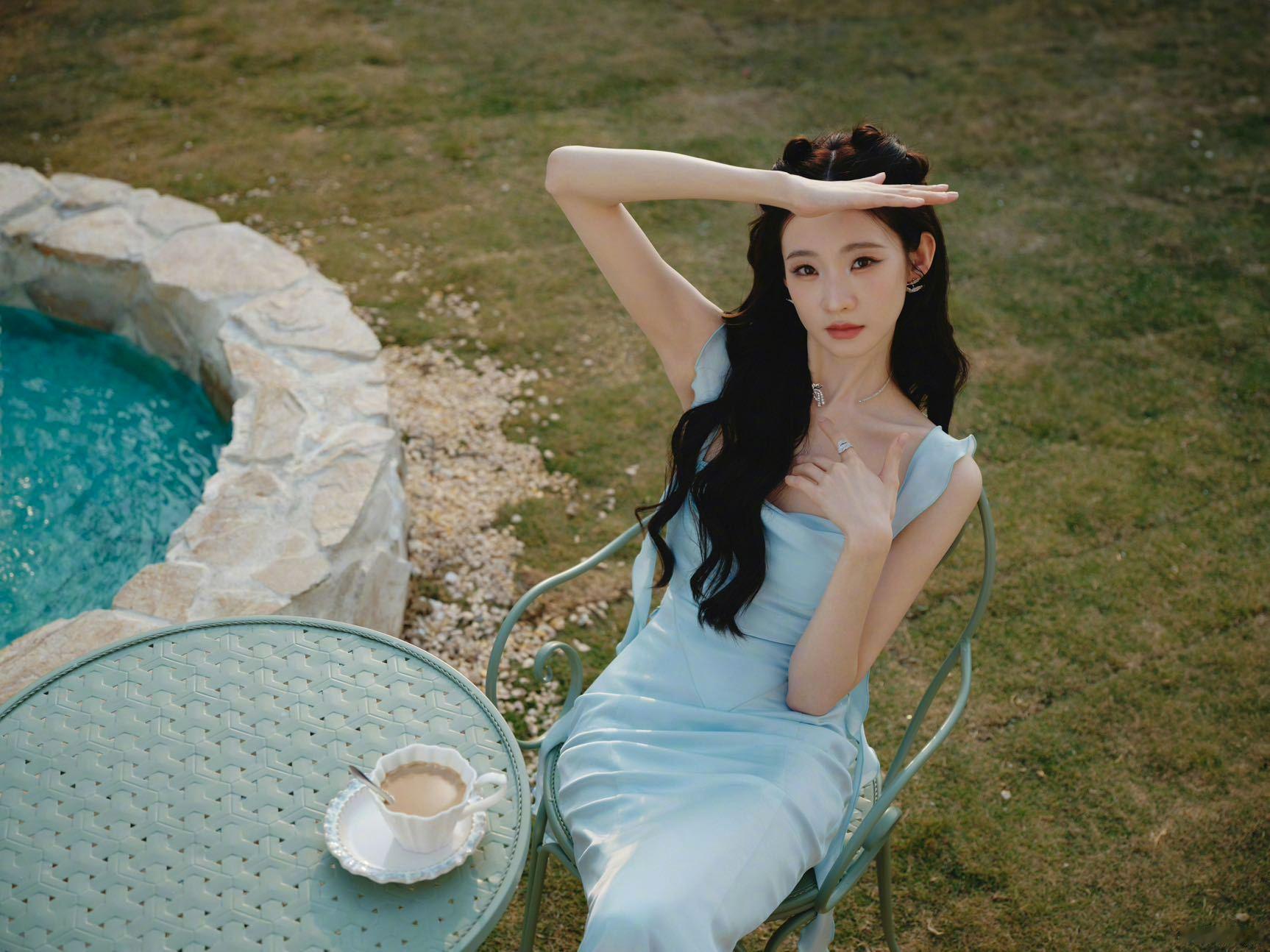 不知道张艺凡的身材很曼妙再次感叹的身材太绝了！蓝色长裙与她适配度满分，纤细腰