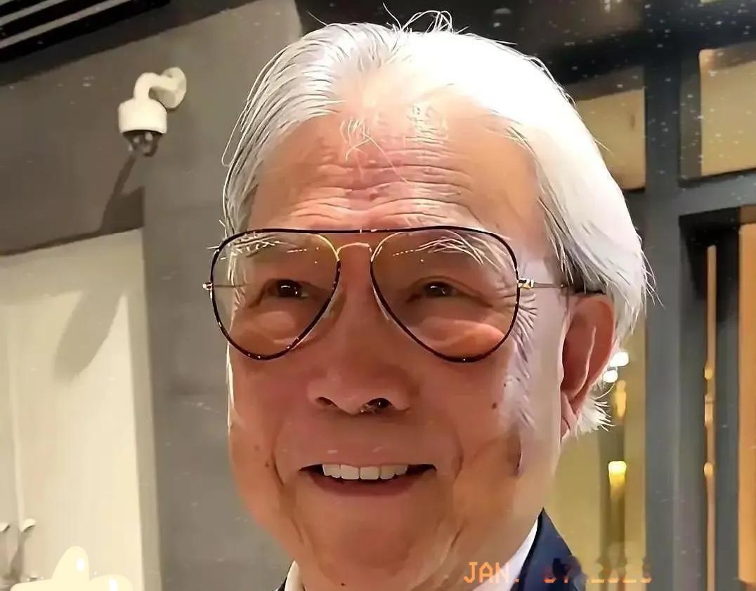 霍家老爷子九十大寿，天井里摆圆桌。没明星，没酒店，网购的投壶道具咔嗒一响。豪