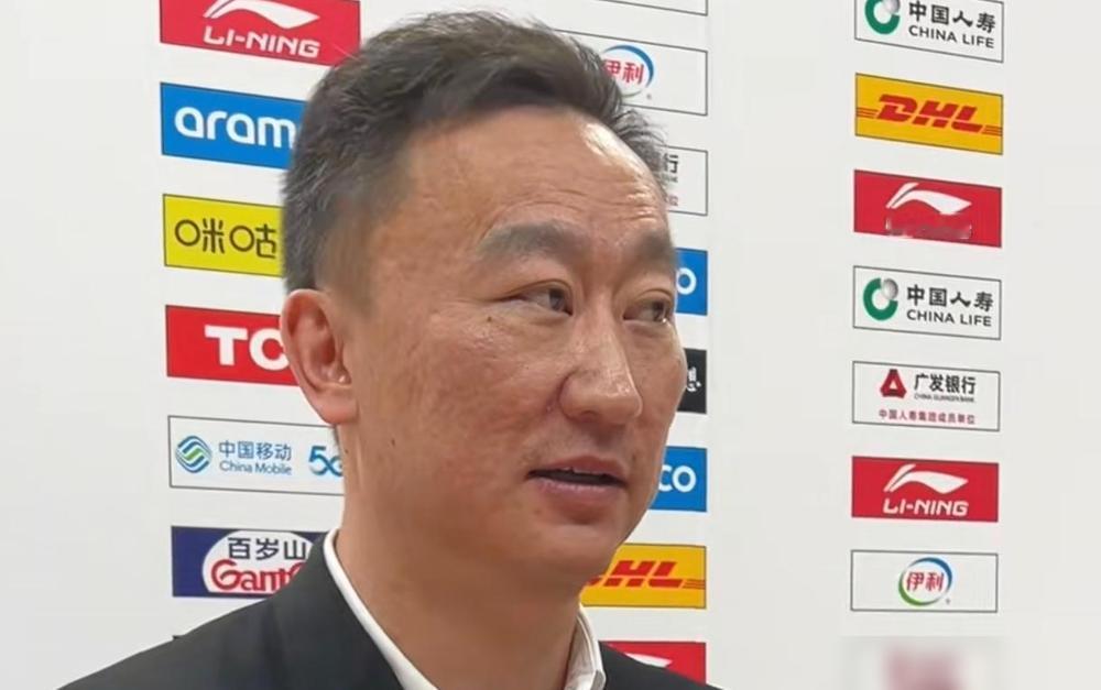 青岛主帅赛后苦笑：“我们对他毫无办法。”他口中的“他”，是那个在场上矮了对手一头