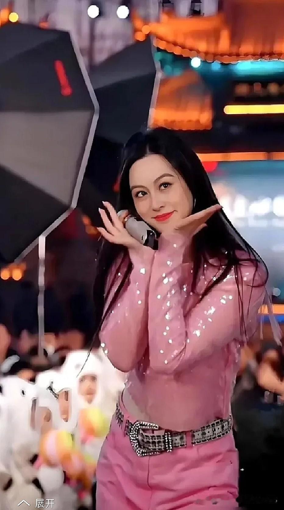 4000万粉丝的大网红唐艺，说凉就凉了。看着直播间观众从20多万断崖式跌到几