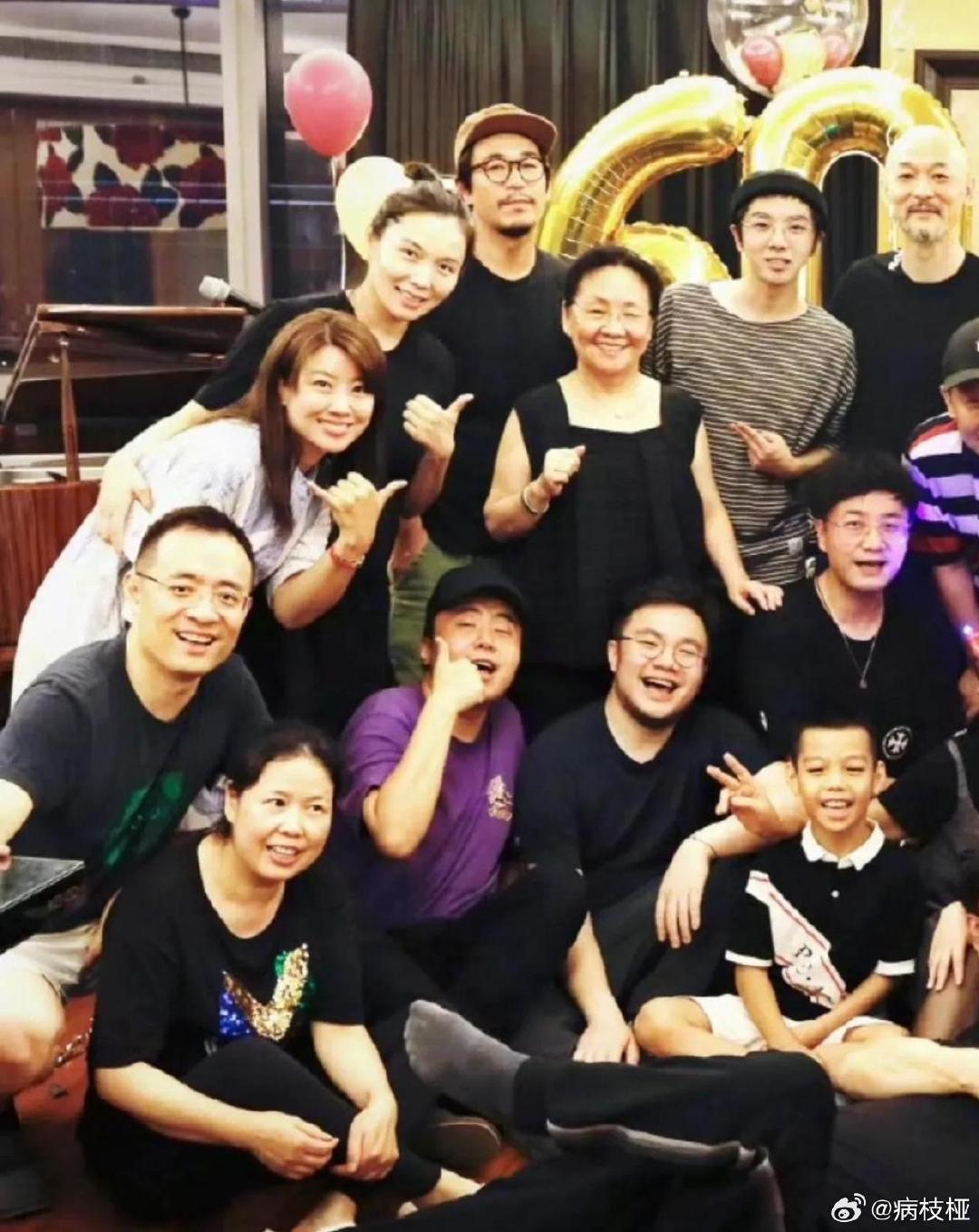 宋丹丹66大寿！亿元豪宅摆满鲜花气球，俩孙子陪伴超幸福，和干儿子同年同月同日生连续16年庆生太暖心！