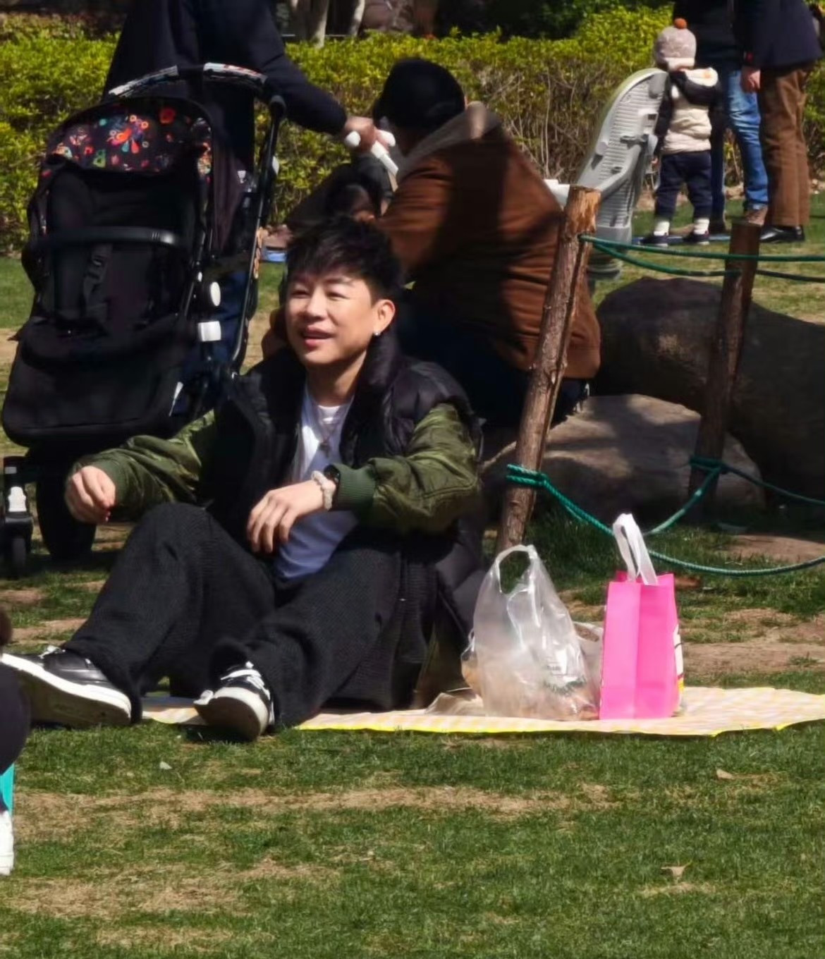 网友偶遇胡彦斌易梦玲公园野餐，易梦玲蹲在草地上给胡彦斌拍照，原本胡彦斌还挺开心的