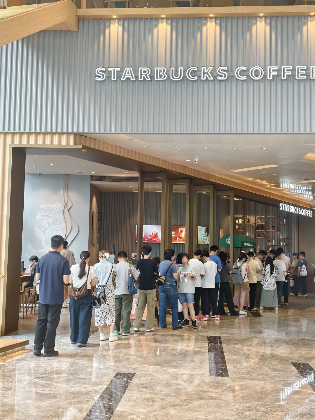 星巴克今天在排队买什么？