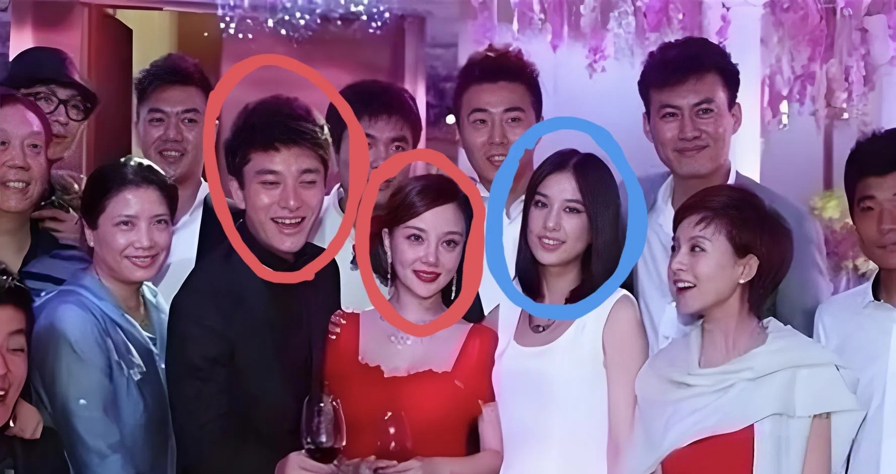 再看贾乃亮和李小璐的婚礼合照，才发现，满满修罗场啊！李小璐旁边站着的