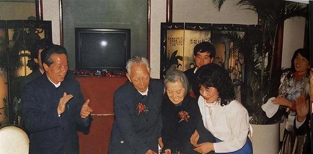 1937年，王震骑马赶到师部开会，一进门就挨个跟首长握手，轮到跟一位女同志握手时