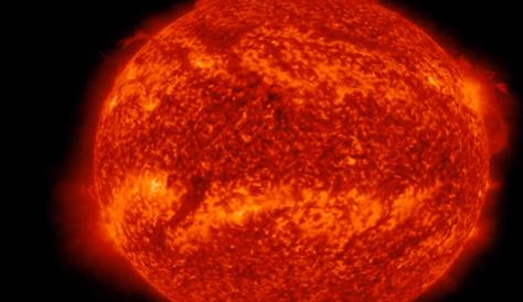 太阳部分破碎，科学家百思不得其解。太阳北极附近出现了一个不寻常的旋