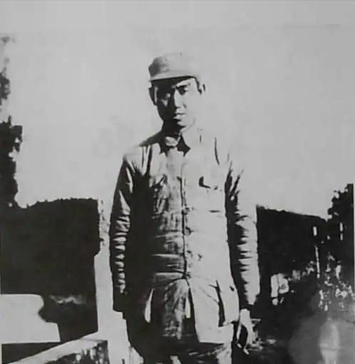 1937年12月，武汉八路军办事处内，大家正在热议新四军改编问题，时任中共中央长