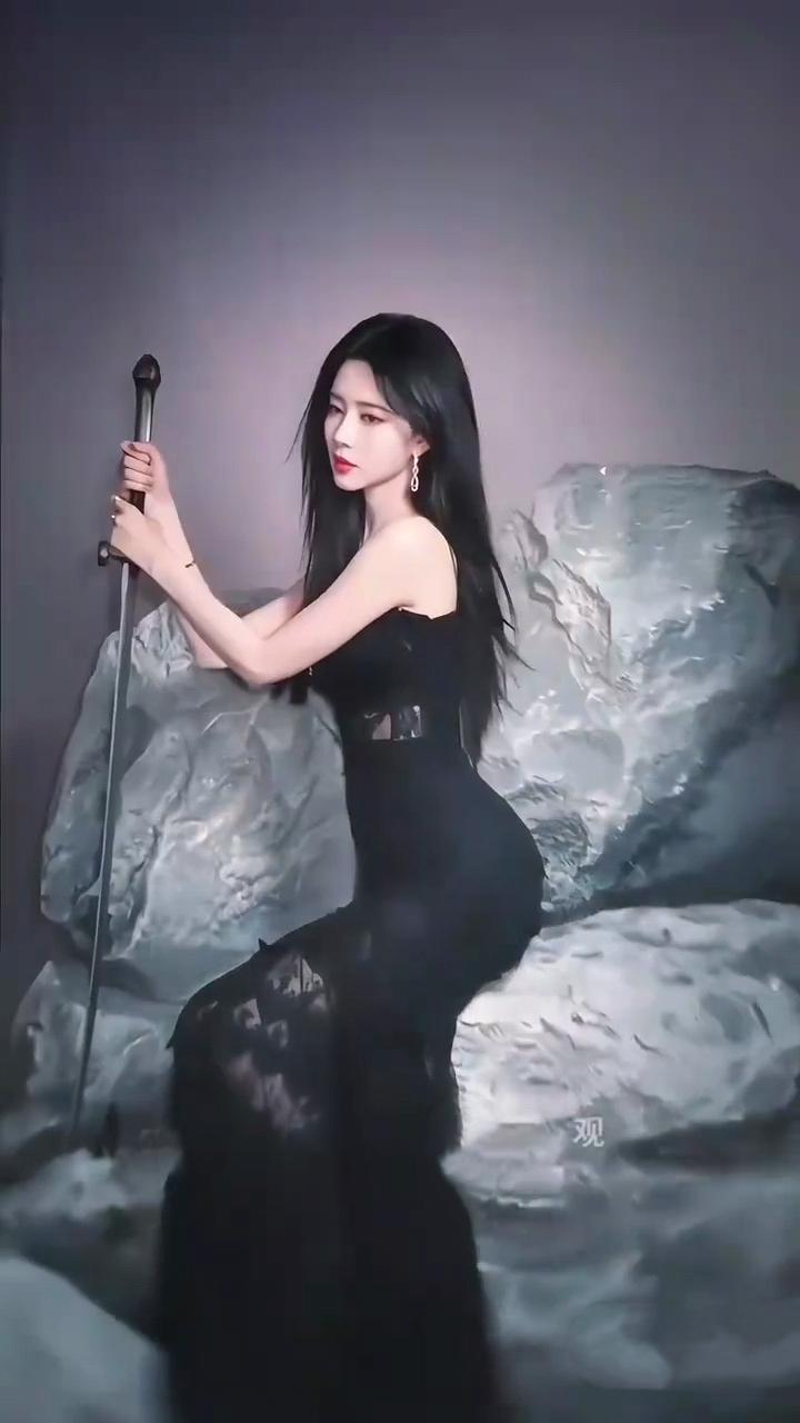 孟子义明艳辣妹，浓颜衬冷白肌肤，沙漏身材曲线，美爆了[比心][比心][赞][送自