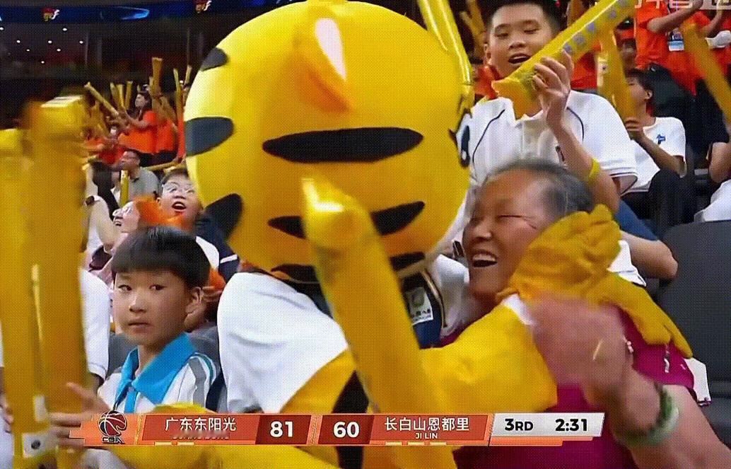 辽宁篮球博主导演质疑广东队主场吉祥物和球迷阿姨激情热吻不应该，有伤雅俗！可能在他