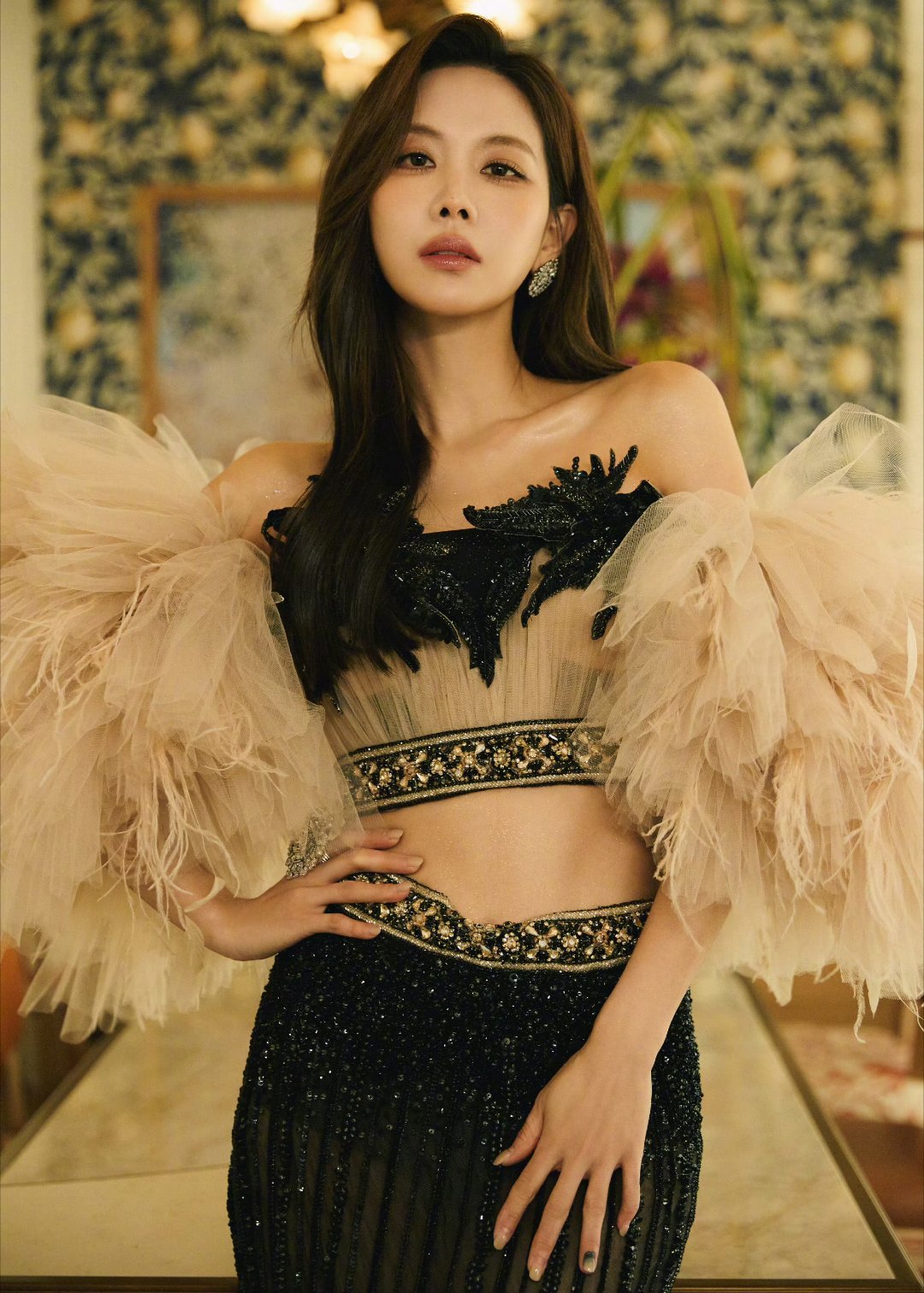 王霏霏的御姐与甜妹切换简直是“反差感天花板”！舞台上是气场全开的女王，红黑撞色渔