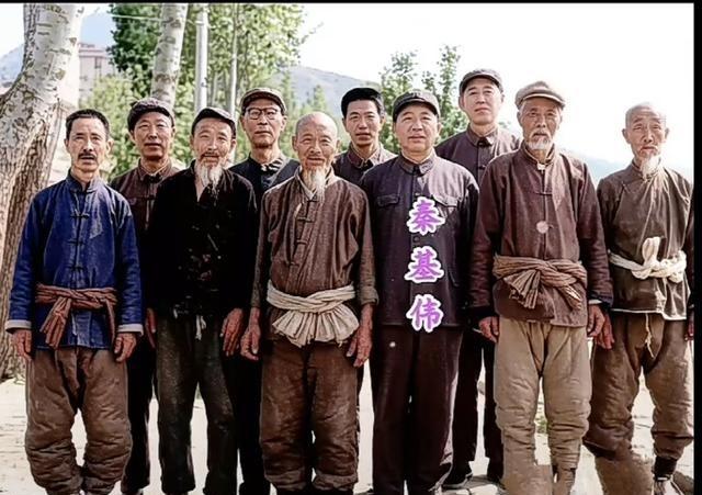 1977年，秦基伟重返山西和顺老区，同抗战时期结下情谊的乡间父老并肩合影，身旁高