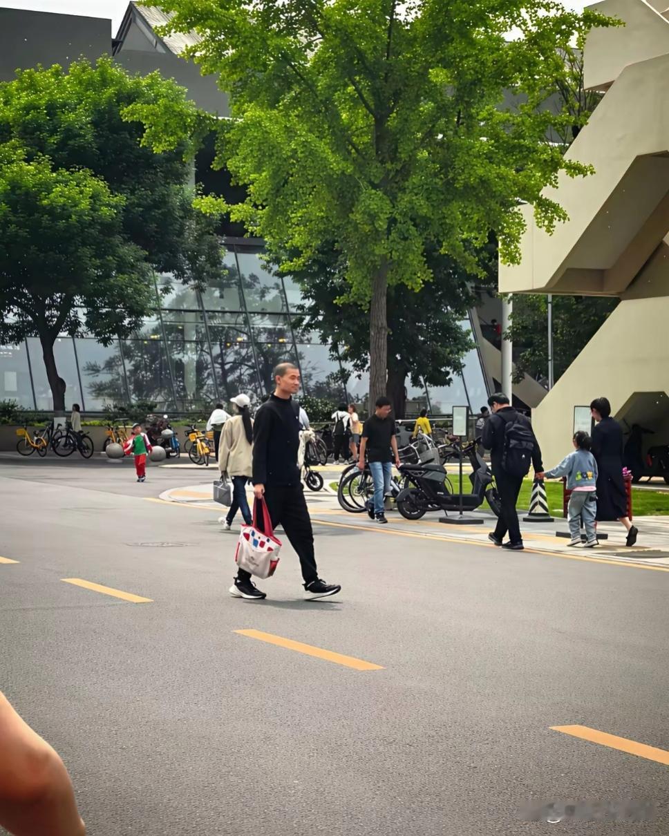 网友北大韦神！韦神包换了头发少了老了许多变的洋气了不少