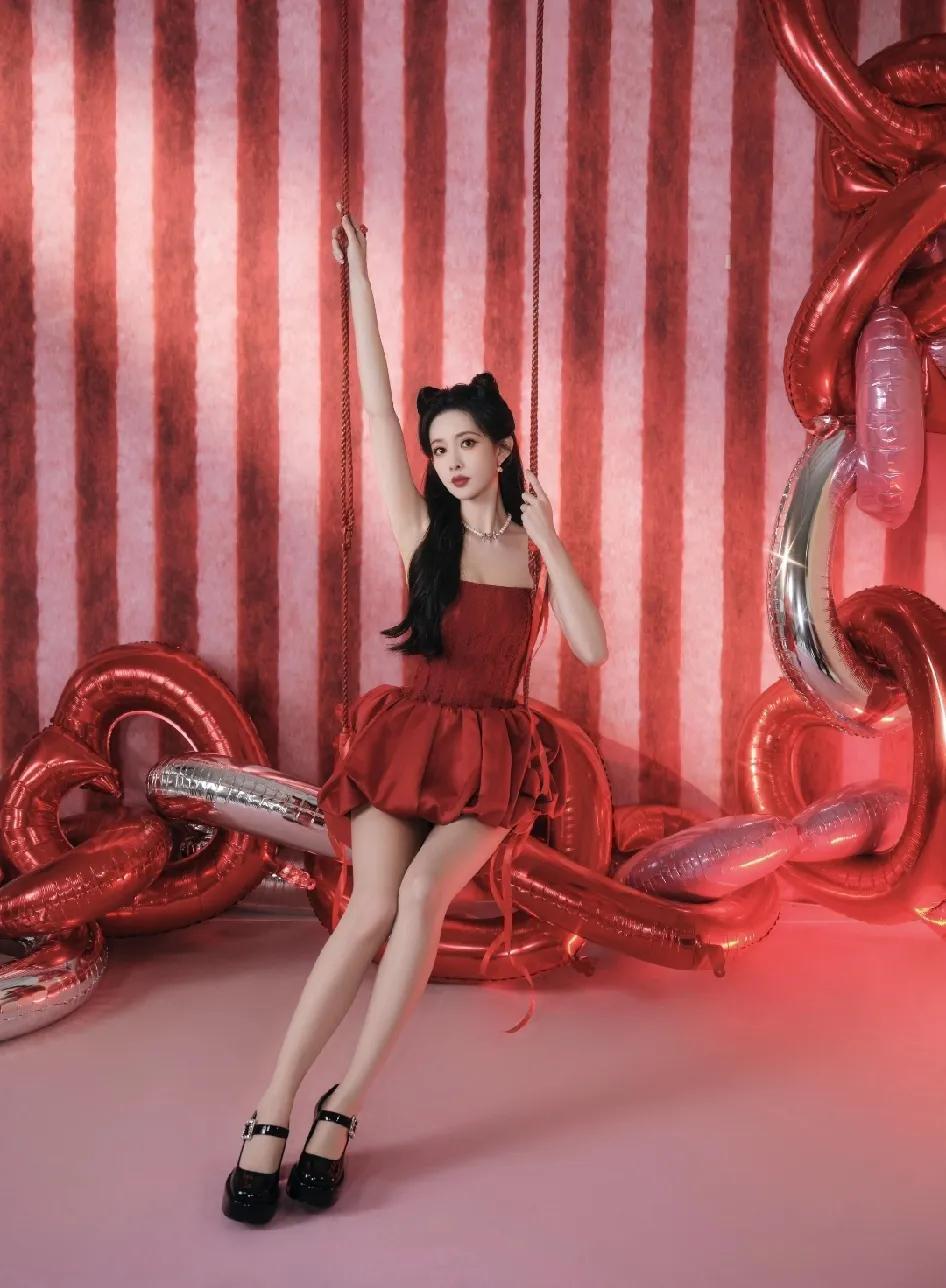 不得不说，白鹿的设计师应该和孟子义的学习穿搭，孟子义的鞋子和裙子都是我喜欢的。