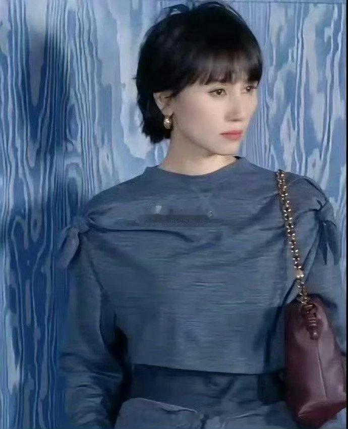 为什么她每次穿衣又不漏，看上去很高级又性感