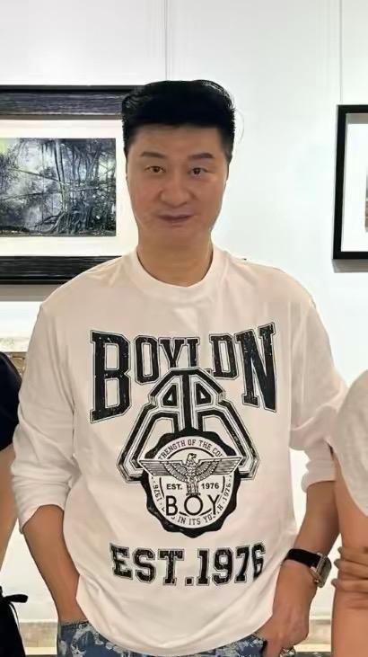 范丞丞一家向来是网友热议焦点。6月3日，范丞丞74岁的爸爸范涛在北京被偶遇，他一