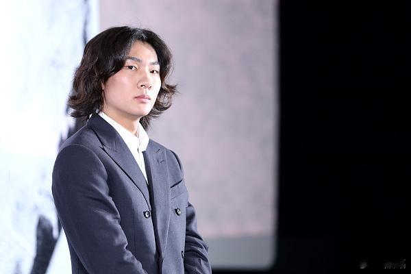 寻找开幕式中的苏翊鸣今晚米兰冬奥会开幕式，肯定人头攒动，热闹非凡，但如何找到咱