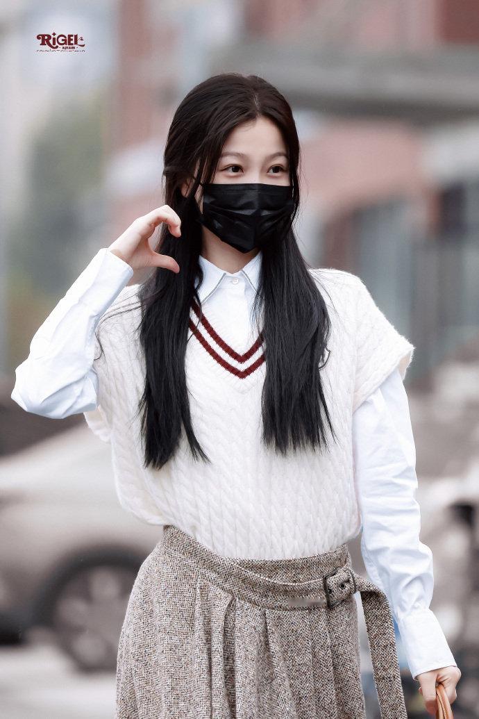 虞书欣白衬衫学院风毛衫look虞书欣温柔学姐风虞书欣温柔学姐风，虞书欣白衬