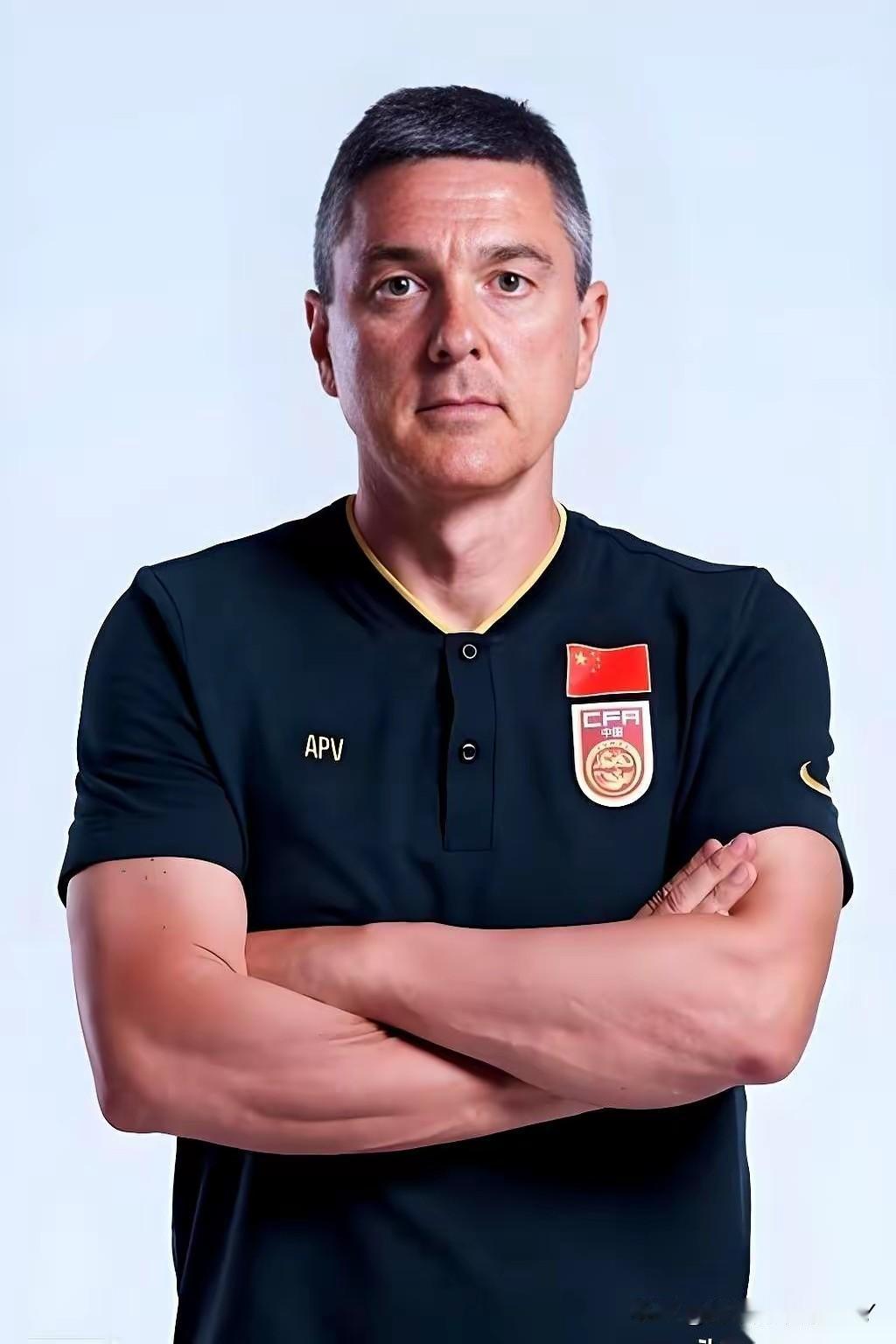 听说带咱们国足U23进决赛的那个西班牙老头，有个怪癖。只要不出现场看比赛，他就把