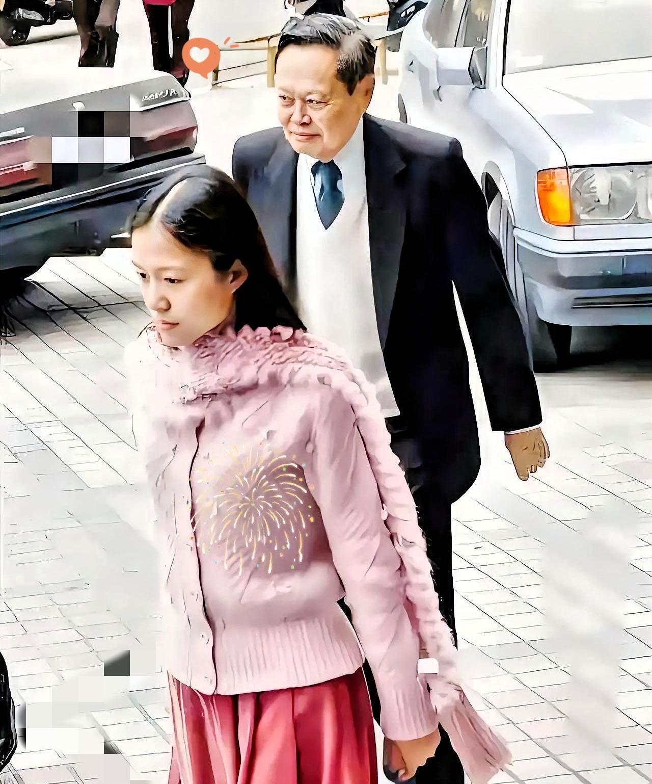 2004年，杨先生和翁帆女士去领证时的一张同框画面。当时翁女士28岁，漂亮温