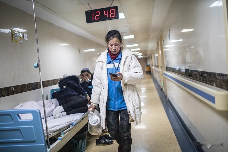 女友的父亲住院，急需十万元救命，她让男方提前给付十万彩礼，没想到被男友拒绝，并提