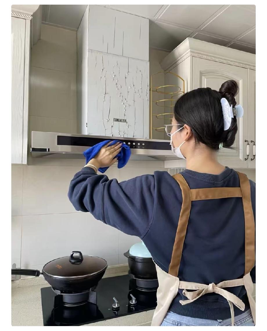 奉劝所有女人：不管多闲，这8种家务都尽量少做1、经常看到别人说，掉了一地头发