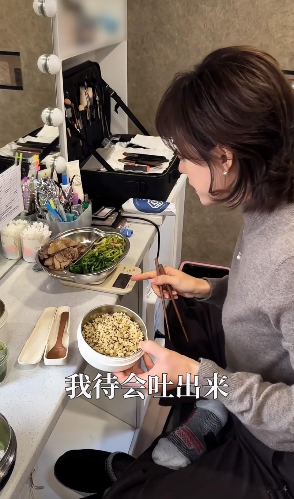 娘娘是拿称吃饭的…[惊恐]娘娘说自己胃口很好，可以一直吃哈哈哈所以必须控制量。[