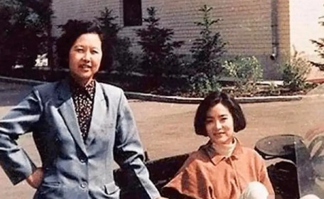 1990年，36岁的林青霞从台湾到长春拍戏，这次她终于与失联36年的姐姐林莉见面