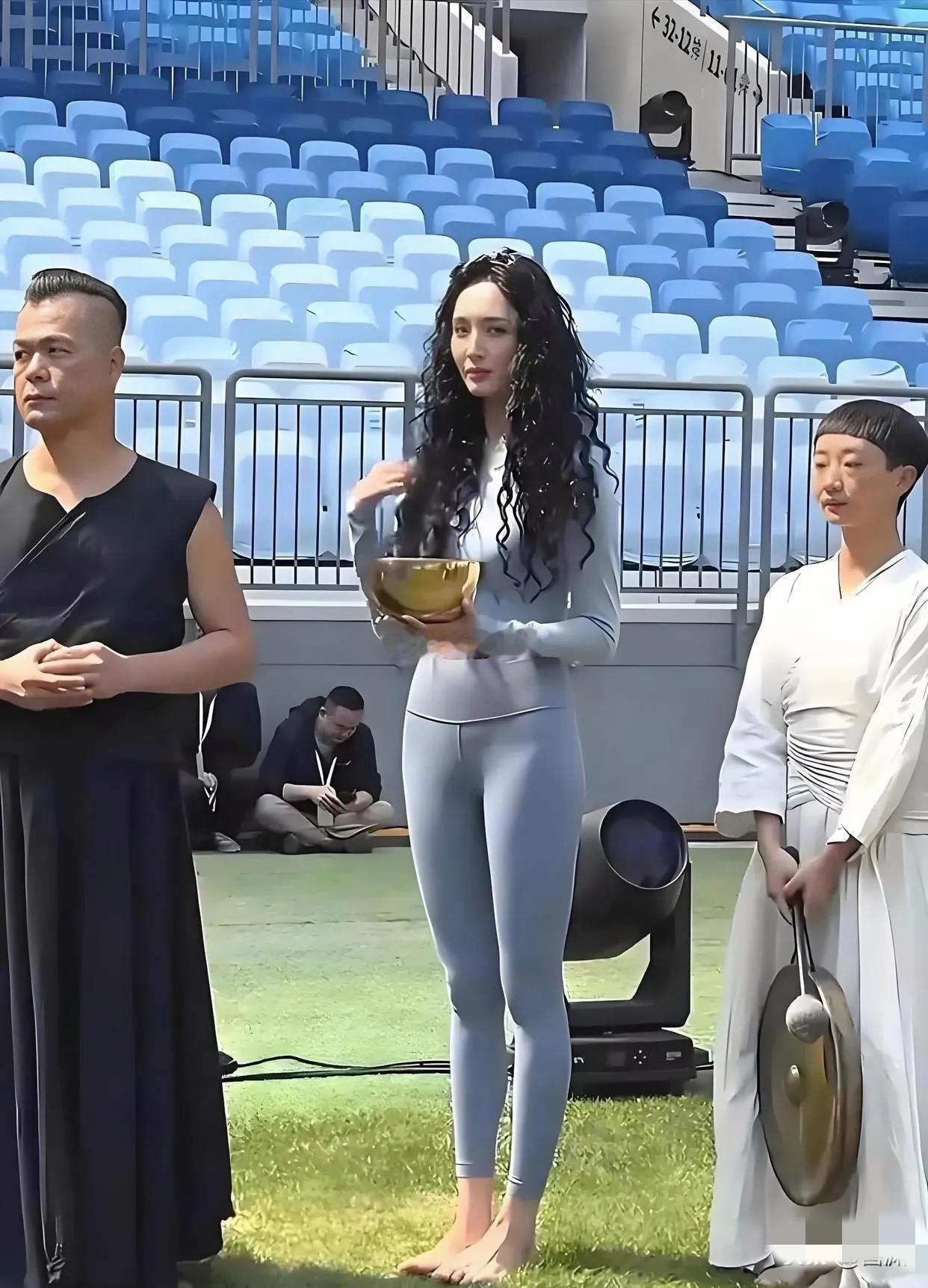 我滴个天！万万没想到啊！她本人比电视里还要漂亮，难怪那么多人喜欢她。