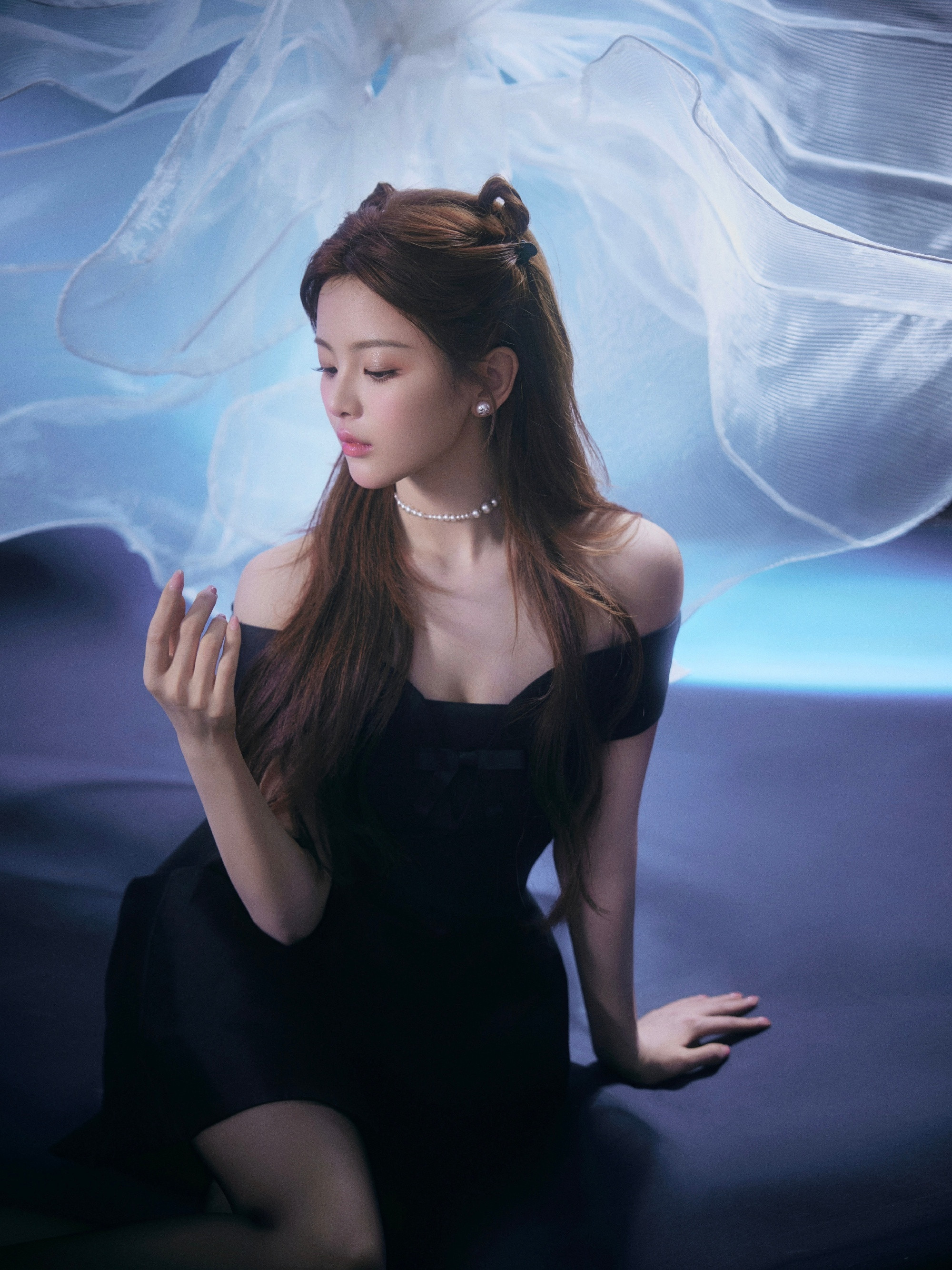 杨超越，猫女小姐姐，黑裙丝袜穿搭大片。杨超越