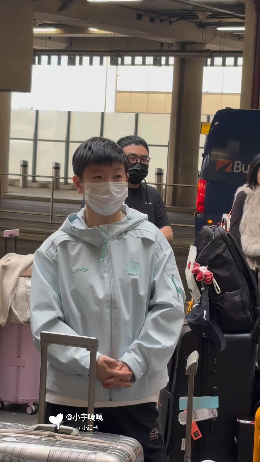 孙颖莎到达了伦敦，粉丝又拍到了乖乖的孩子，真板正，像小学生外出怯怯的！站着不知