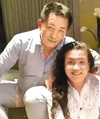 老汪离婚后为啥选了张兰闺蜜当老婆，这事背后藏着啥讲究标题：老汪换老婆后家庭冷清