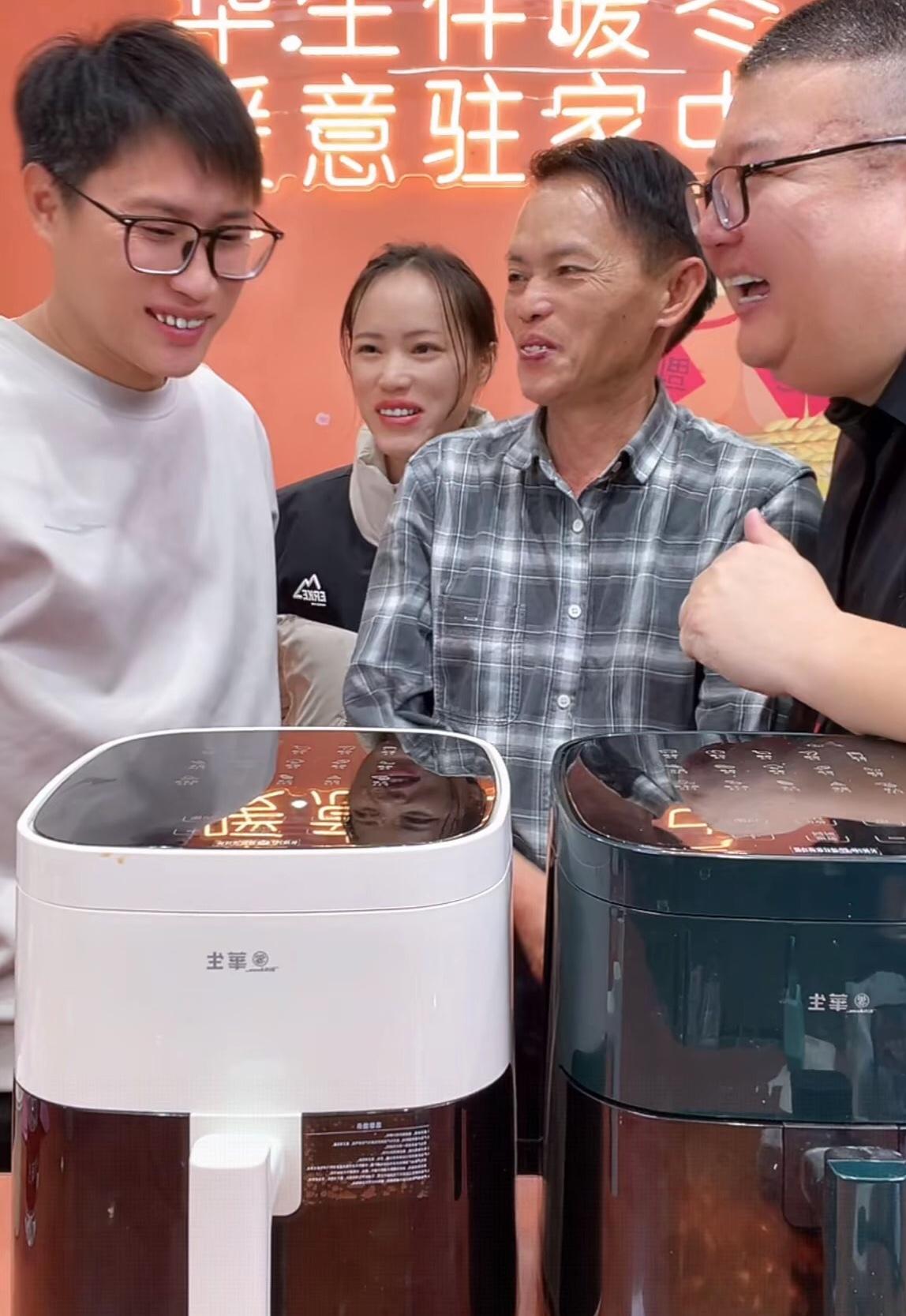 梁志辉又是被迫营业的一天刚认亲就陪亲生父母直播带货，直播间人气迅速冲到10万