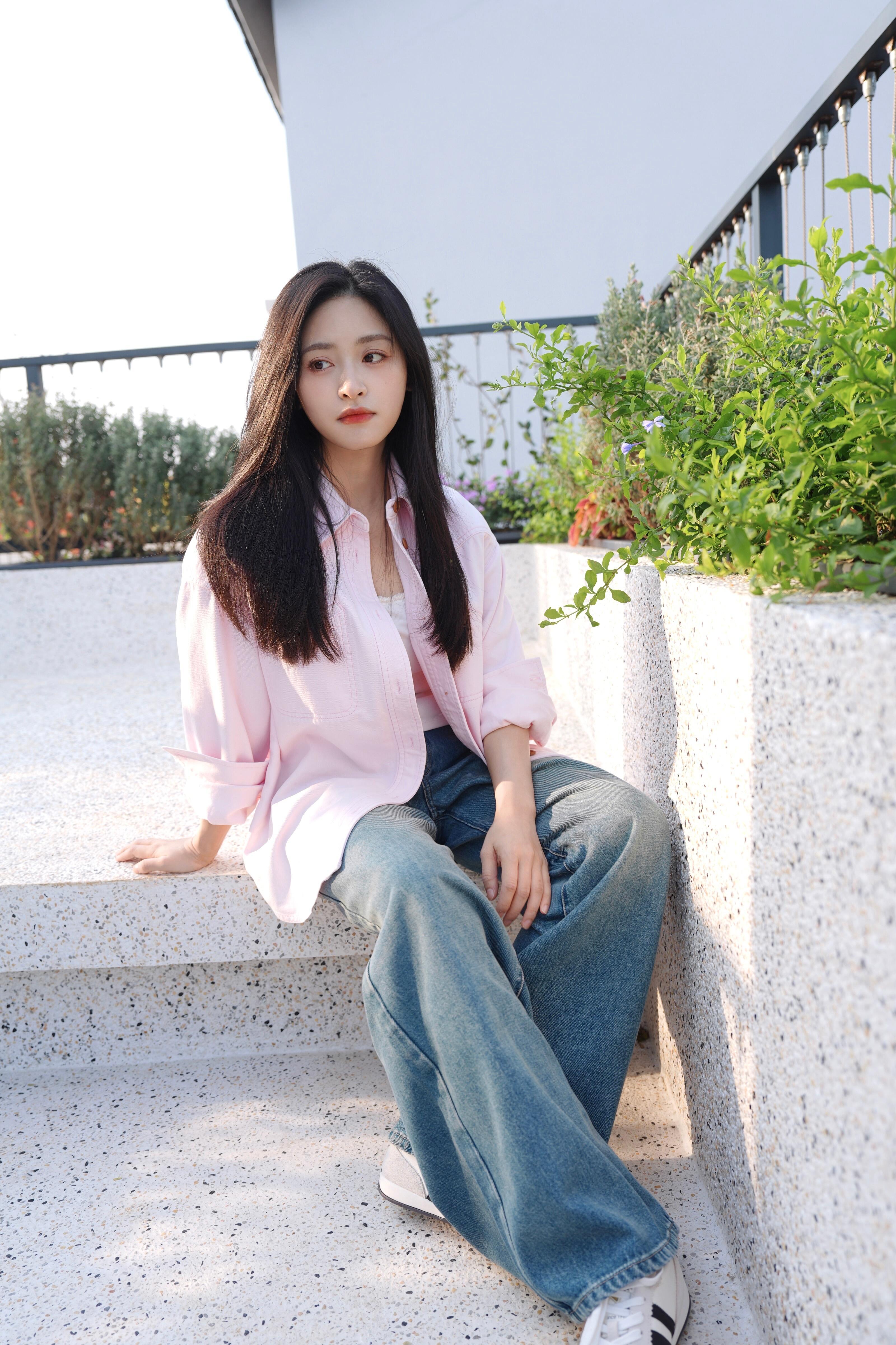 沈月港风美人夜风吹起发丝时她眼里的光，比维港灯火更温柔。沈月这身港风造型真的绝