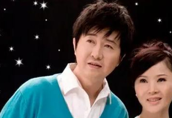 当年，付笛生去外地表演几天，一回来，邻居拦住他，说：“你不在家时，有陌生男子在半