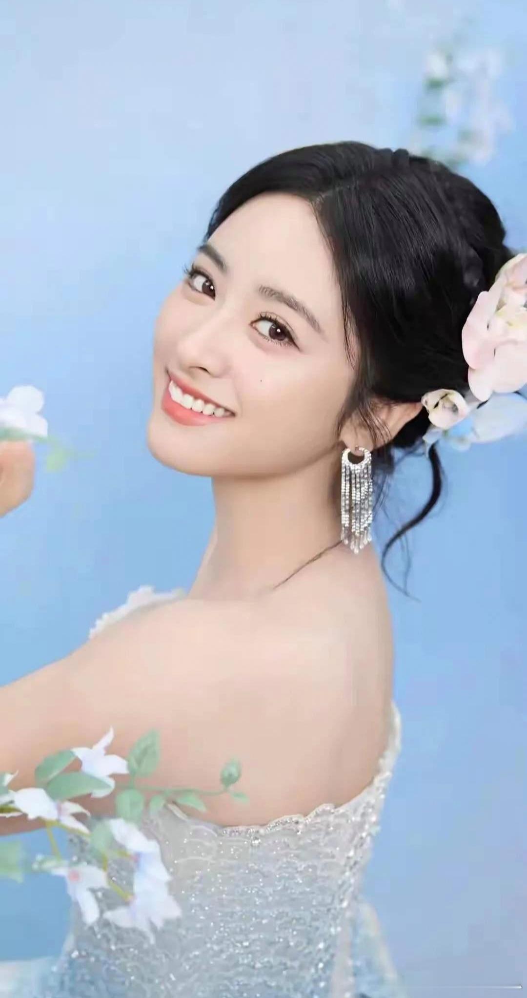 1.沈月和经纪公司的合约仅剩不到一个月，目前她已经决定不再续约。2.白鹿成功拿下