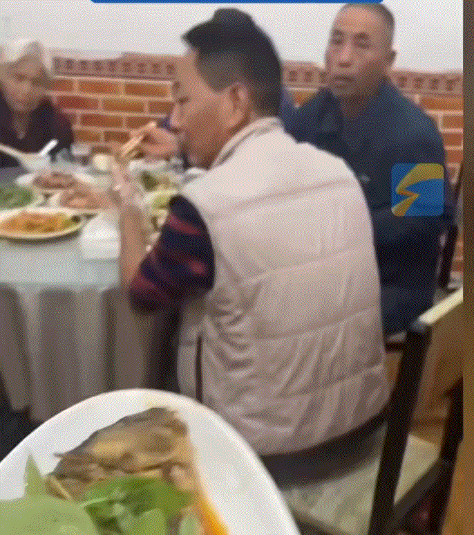 万万没有想到，河南周口，一男子带着家中老小到一家饭店吃饭，但他们点的菜上齐后，这