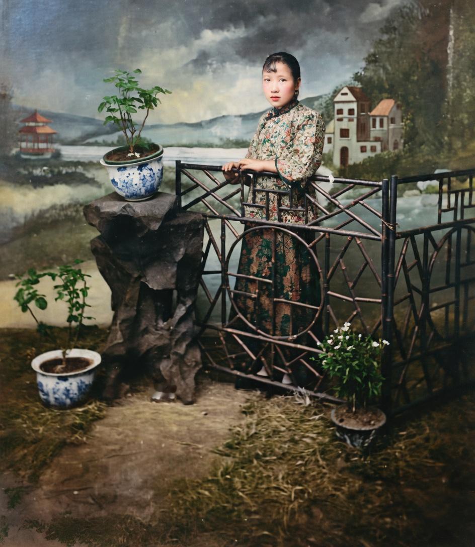 这是一张20世纪20-30年代民国时期照相馆拍摄的女性肖像照，该女性上身是碎花斜