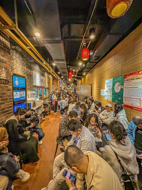 跨年夜北京餐厅排队3000桌！等位6小时吃饭是啥体验？网友：人在队里，魂在饭里