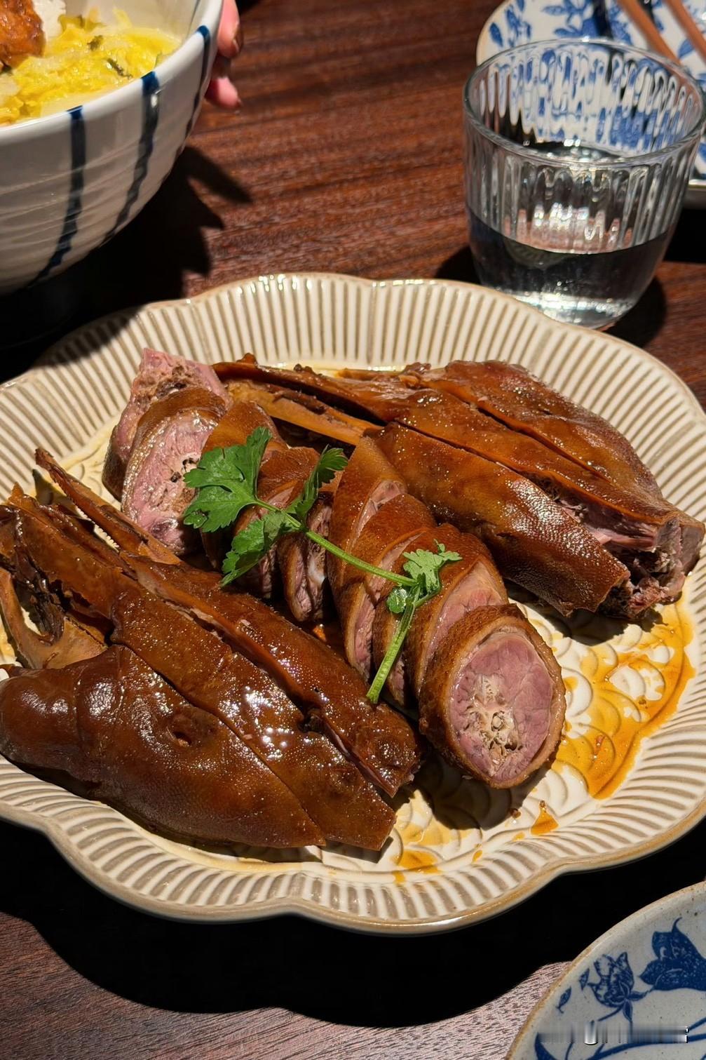 今日晚餐美食分享深褐油润的卤鸭铺在瓷盘里，油光裹着紧实肌理，芫荽衬得酱色愈发动人