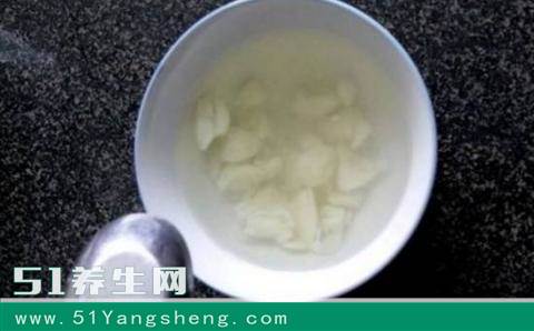 大蒜冰糖水可以治疗咳嗽, 这样的偏方你知道吗?