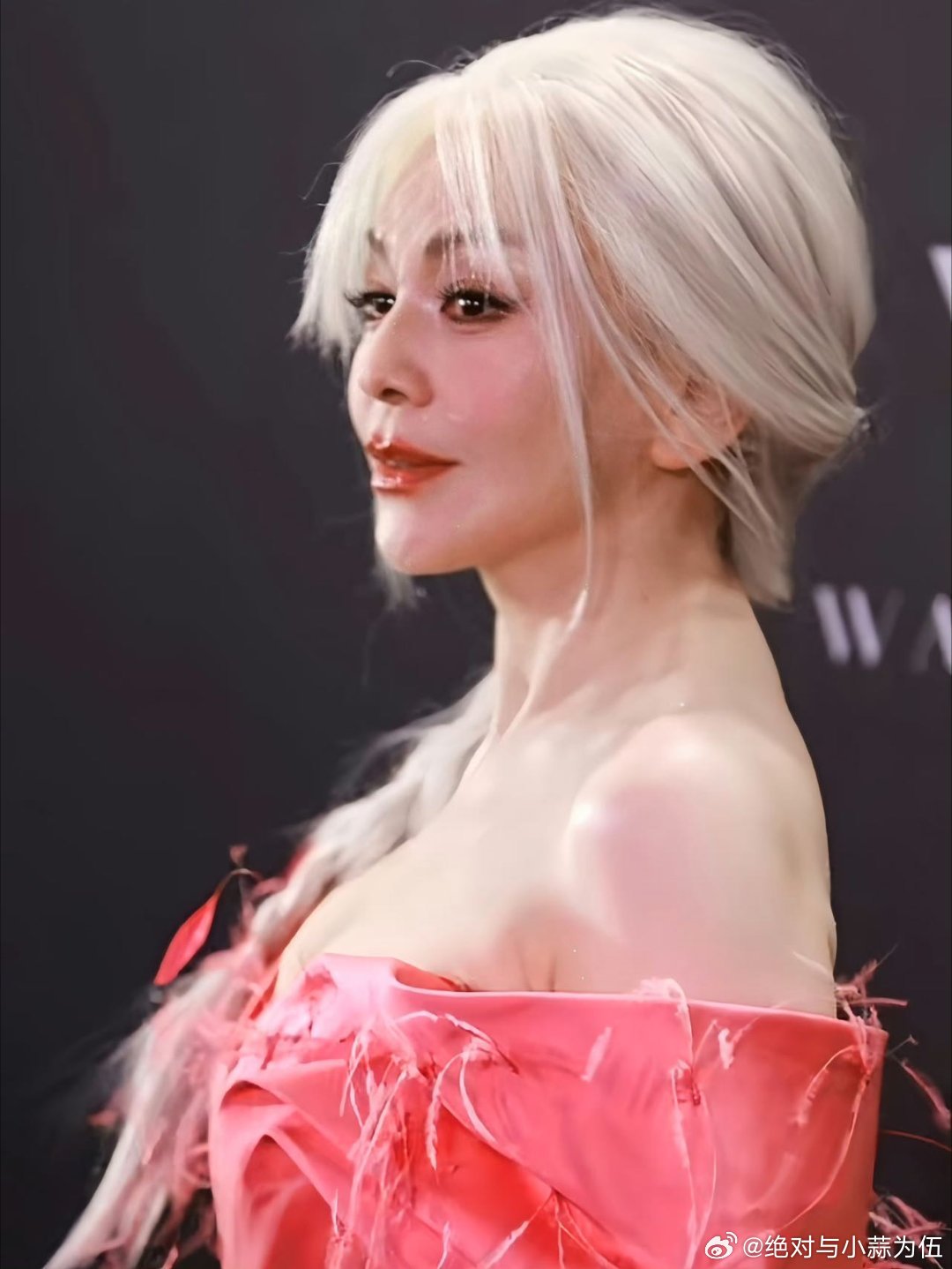 差点没认出雪姨这居然是55岁的王琳上海时装周上王琳银发配白裙，气场全开，优雅又