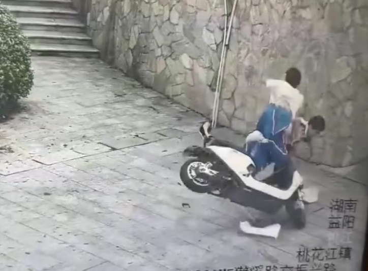 湖南俩学生飙车后续，身体被撞90度折叠，现场惨烈，知情人曝细节