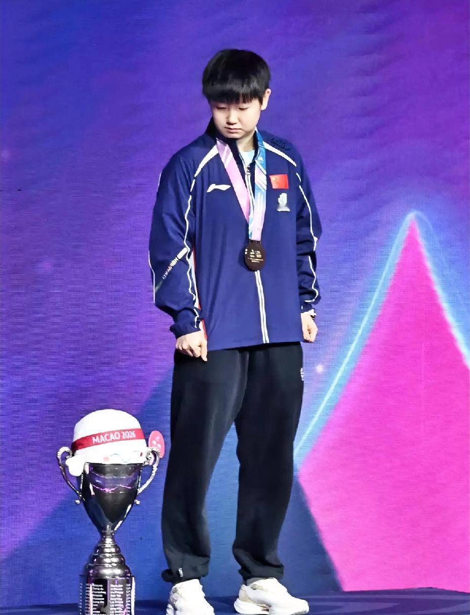 莎莎你怎么能这么可爱呢，还特意低头看看小波仔坐好了没。她不止对身边的人，就