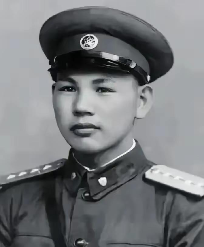 1945年，八路军在公路上伏击日军，排长见日军人数太多，就下令撤退，赵友金没有听