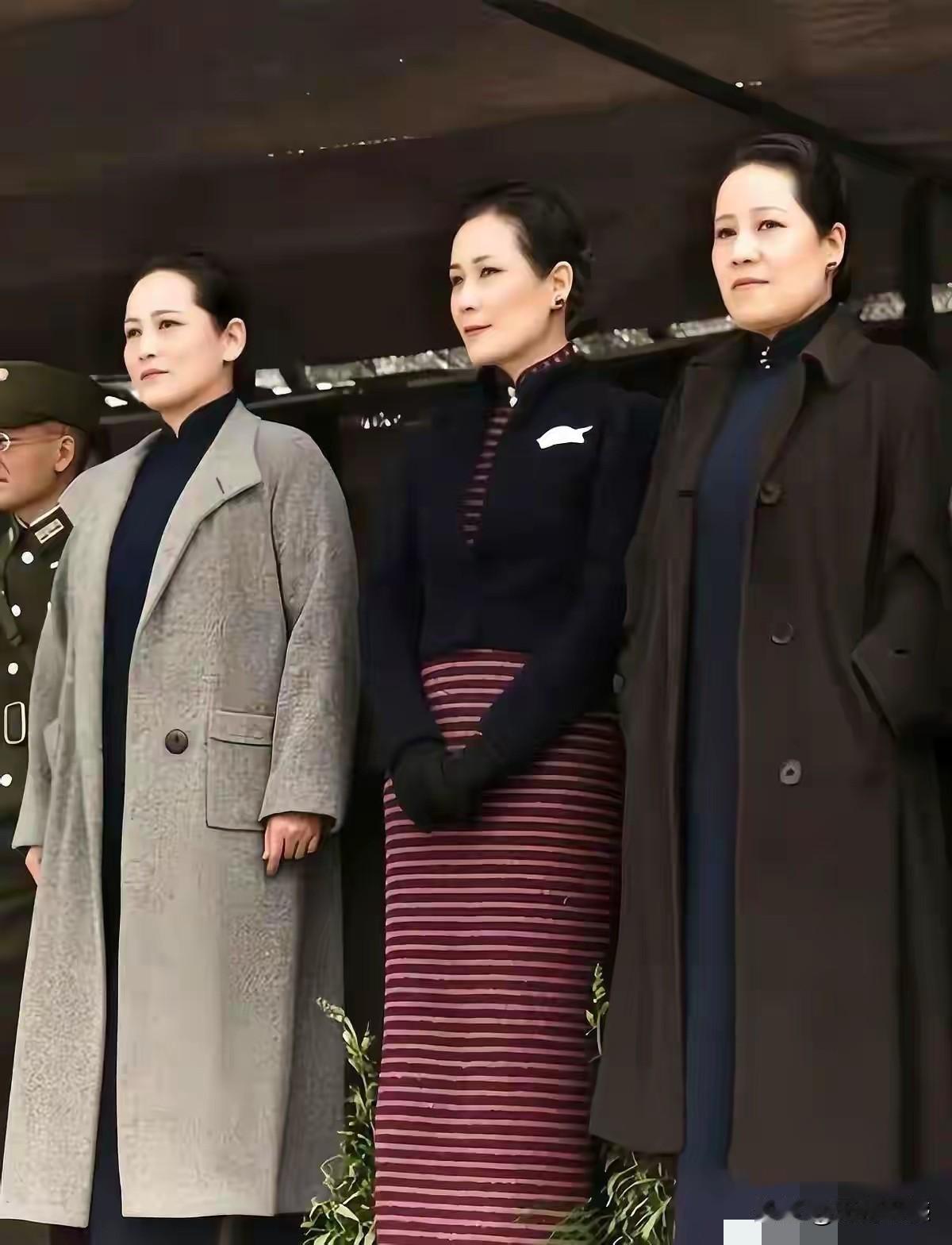 这三个女子不像是演员，应该是历史中真实三姐妹的照片，从年龄上看，应该都已人过中年