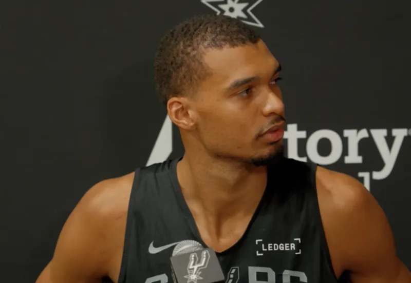 马刺球员维克托-文班亚马在训练结束后接受了采访。记者：这赛季你个人和开拓者还