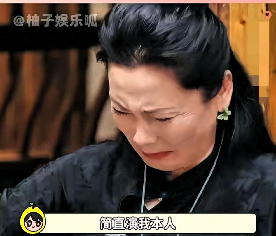 何赛飞吃折耳根的反应，笑不活又太真实了！一口下去直接吐掉，嘴都在抖，直呼“令