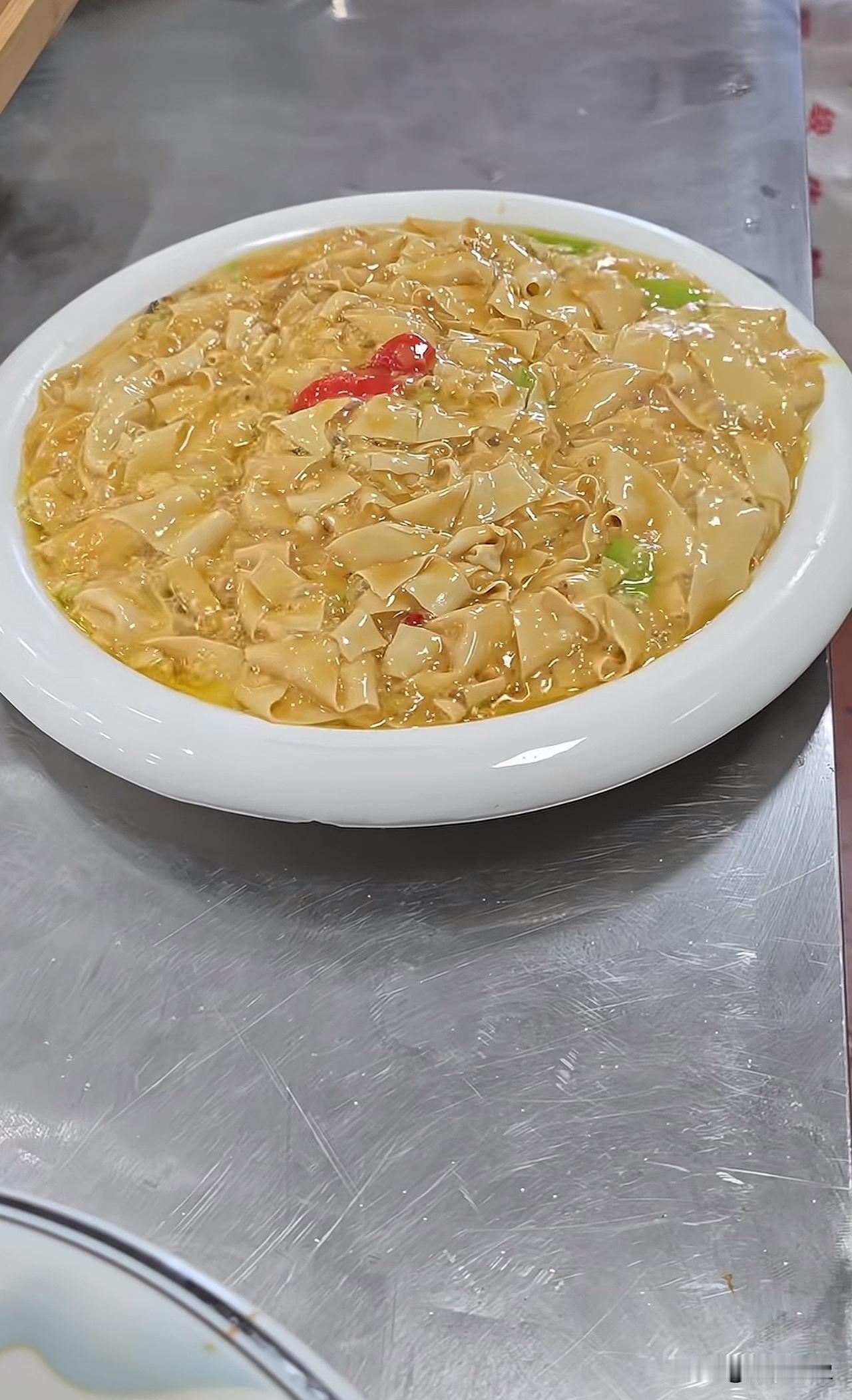 今天来了一位东北师傅，烧了一道东北名菜，大家看看怎么样？
